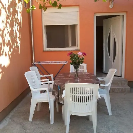 Toni - Private Parking, Steps To The *