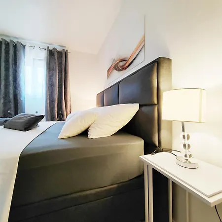 Апартаменти Toni - Private Parking, Steps To The