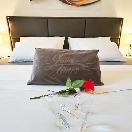 Toni - Private Parking, Steps To The