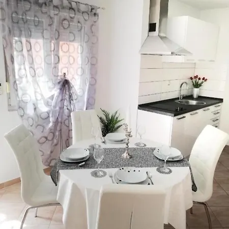 Toni - Private Parking, Steps To The Apartman