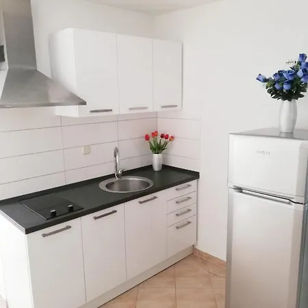 Toni - Private Parking, Steps To The Lägenhet Zadar