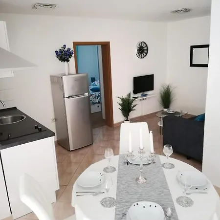 Lejlighed Toni - Private Parking, Steps To The