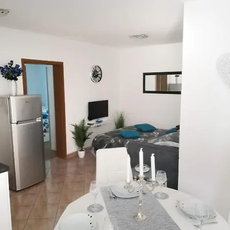 Toni - Private Parking, Steps To The Apartman Zadar