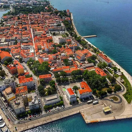 Toni - Private Parking, Steps To The