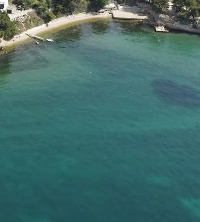 Toni - Private Parking, Steps To The