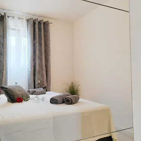 Toni - Private Parking, Steps To The Apartman Zadar