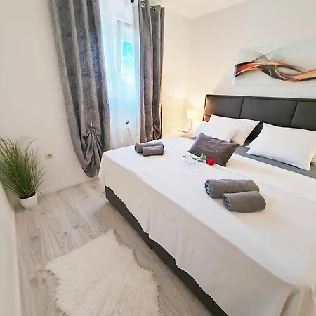 Toni - Private Parking, Steps To The Apartman