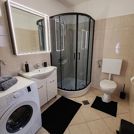 Apartman Toni - Private Parking, Steps To The