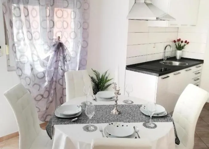 Toni - Private Parking, Steps To The Lägenhet