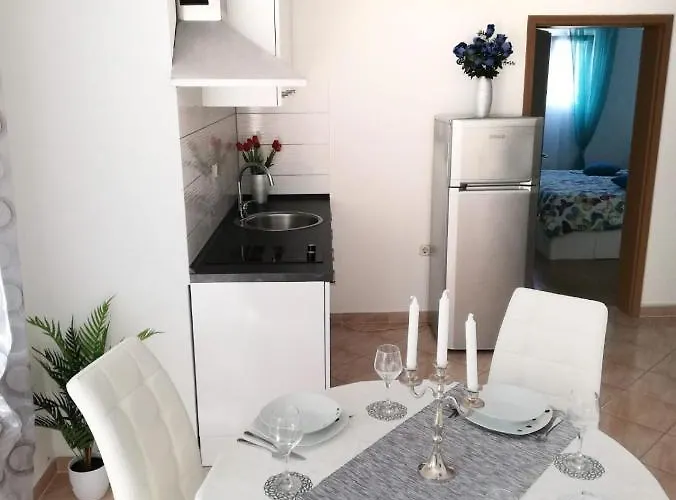 Toni - Private Parking, Steps To The *