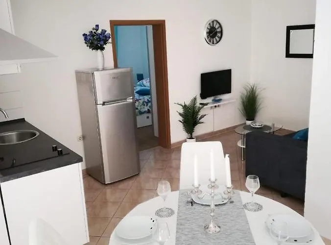 Lägenhet Toni - Private Parking, Steps To The