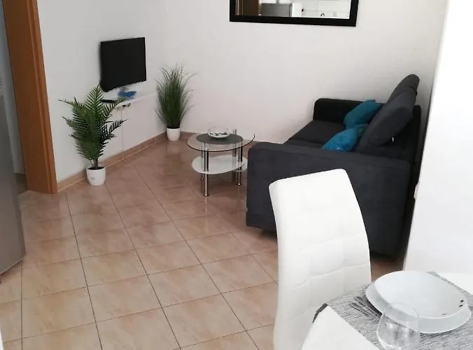 Toni - Private Parking, Steps To The *