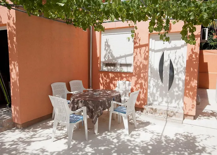 Toni - Private Parking, Steps To The *