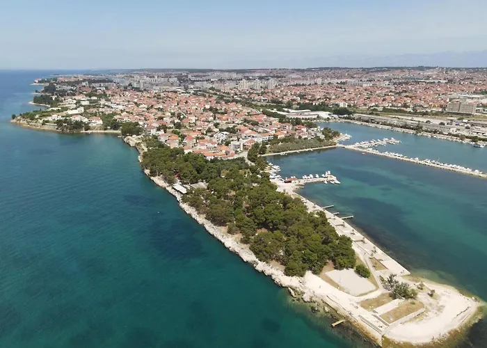 Toni - Private Parking, Steps To The *