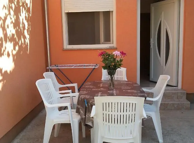 Toni - Private Parking, Steps To The *