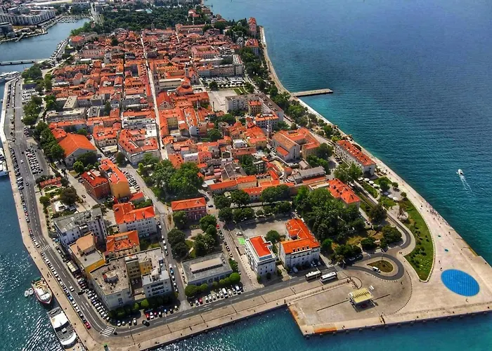 Toni - Private Parking, Steps To The