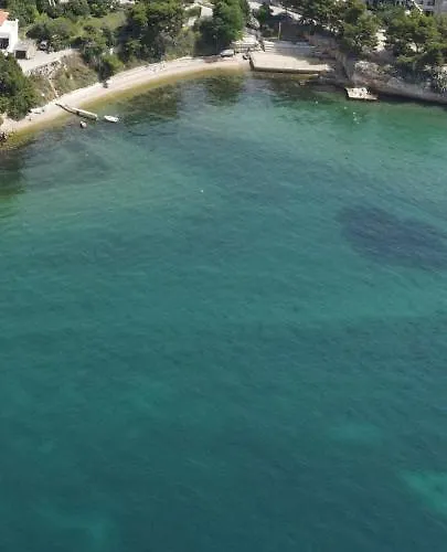 Toni - Private Parking, Steps To The