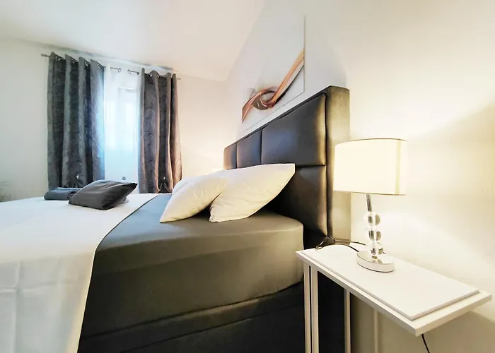 Lägenhet Toni - Private Parking, Steps To The