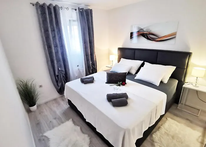 Lägenhet Toni - Private Parking, Steps To The *