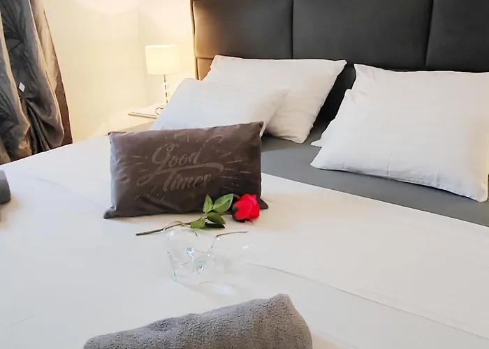 Toni - Private Parking, Steps To The *