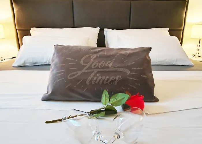 Toni - Private Parking, Steps To The