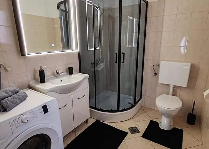 Lägenhet Toni - Private Parking, Steps To The